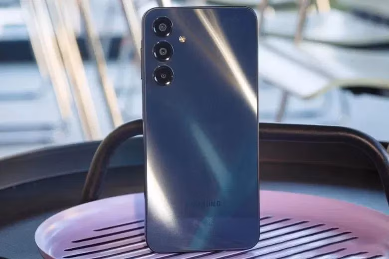 Với phân khúc giá rẻ, các mẫu như Moto G hay Galaxy A16 đáp ứng tốt nhu cầu cơ bản.