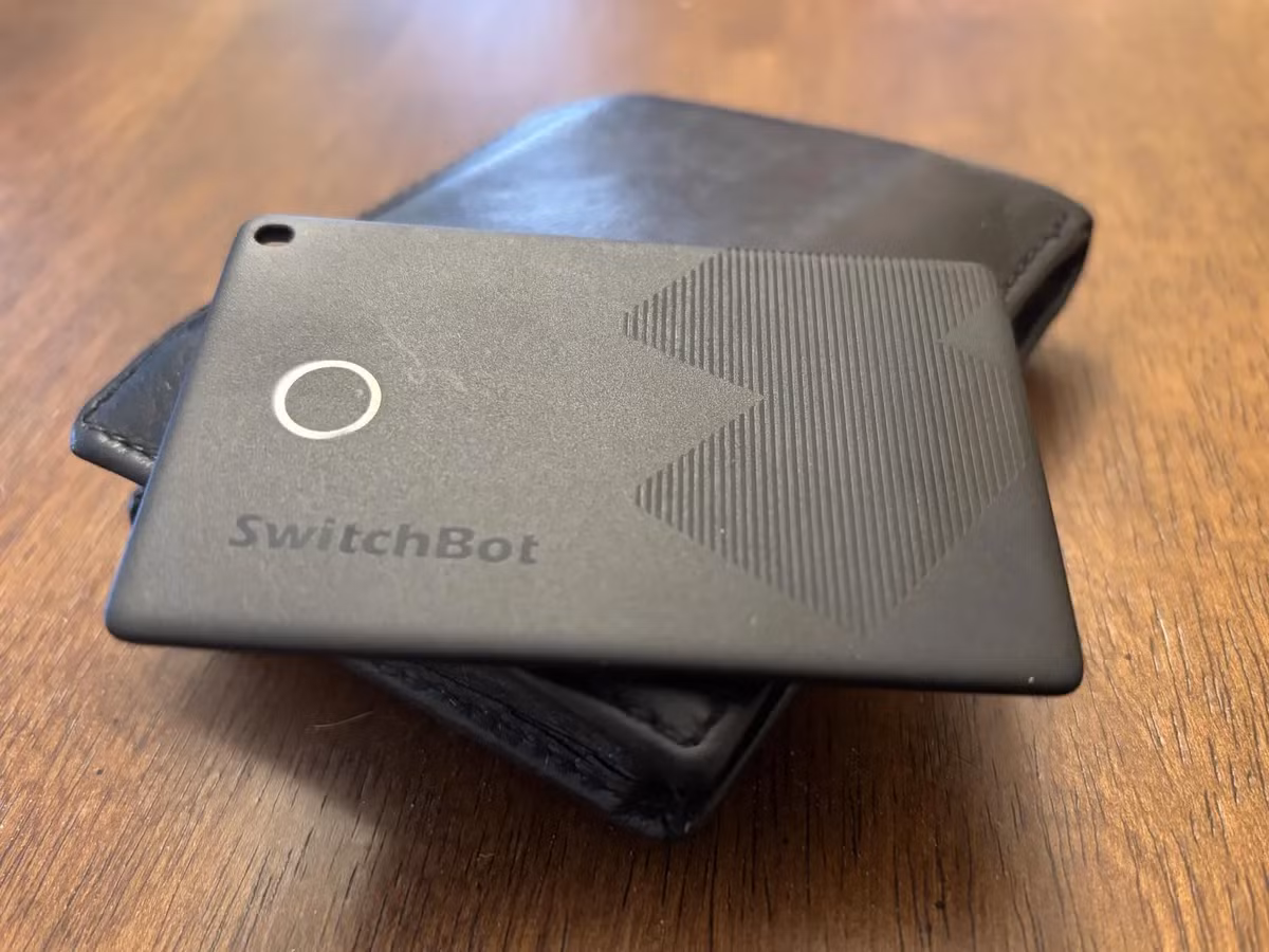 SwitchBot Wallet Finder còn tích hợp loa phát âm thanh khá lớn, cho phép người dùng nhanh chóng tìm ví bị thất lạc trong nhà bằng cách kích hoạt tiếng bíp trực tiếp từ ứng dụng Find My hoặc thông qua trợ lý ảo Siri.