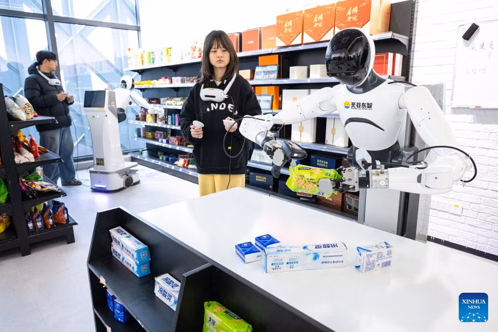 Theo các kỹ sư, robot phải lặp lại cùng một động tác hàng trăm, thậm chí hàng chục nghìn lần trước khi có thể thực hiện chính xác trong môi trường thực tế.