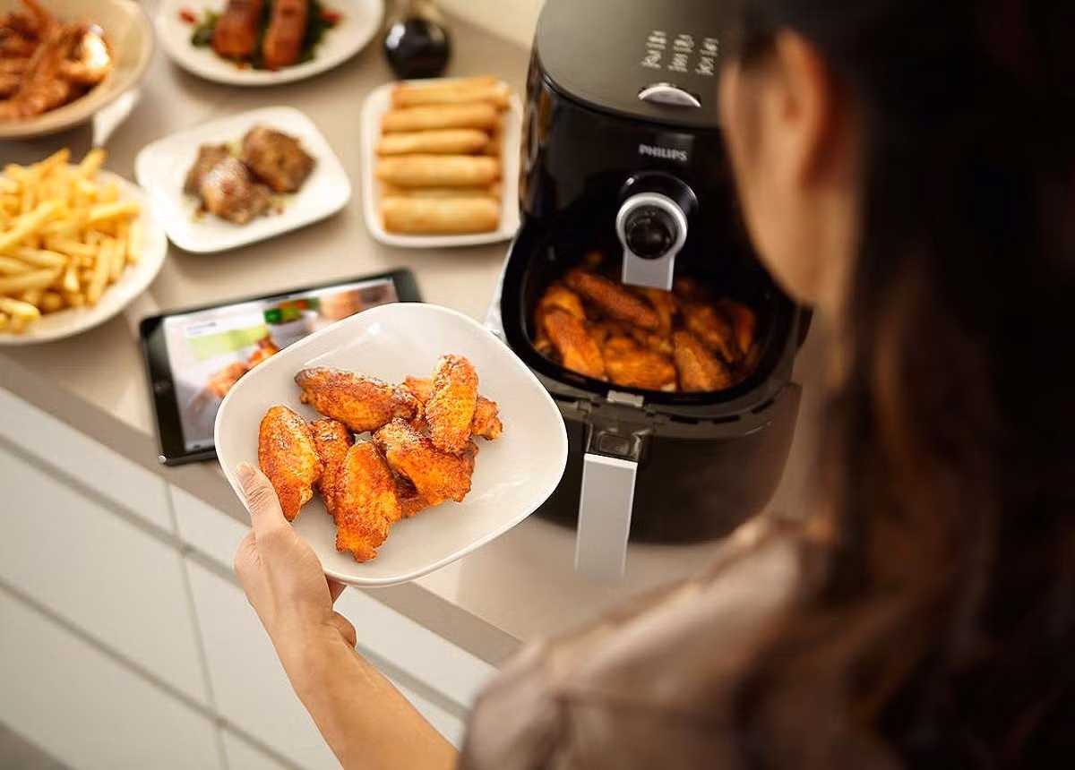 2. Nồi chiên không dầu giúp chế biến món ăn ít dầu mỡ, tốt cho sức khỏe.