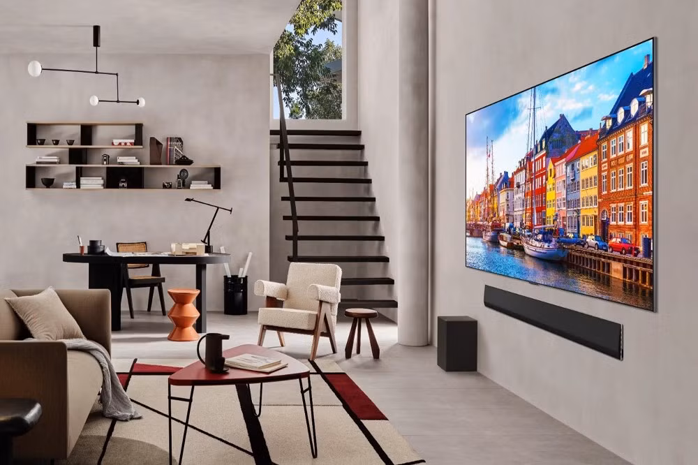 TV OLED evo AI mang lại màu đen sâu và độ tương phản cao, trong khi QNED evo AI tối ưu độ sáng và màu sắc.