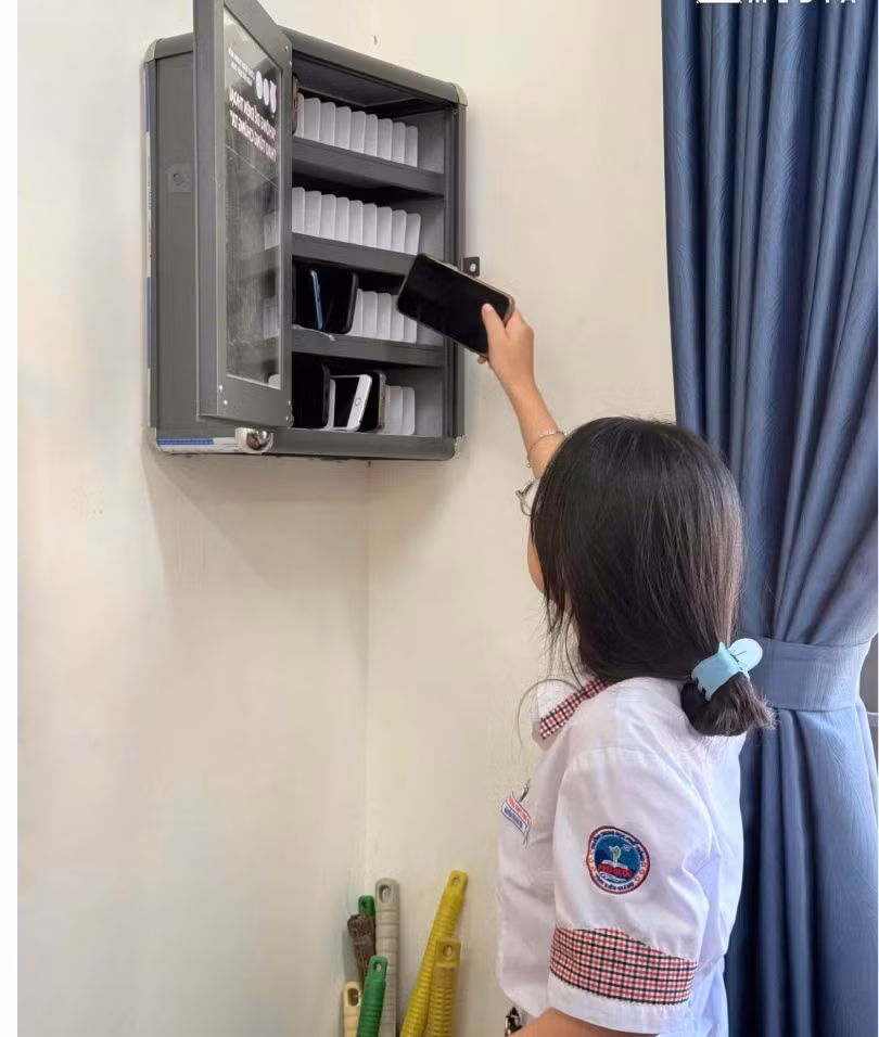 Nhiều người thường nghĩ chỉ cần để điện thoại trong hộc đựng đồ hoặc khu vực khuất nắng là an toàn, nhưng thực tế hơi nóng trong cabin vẫn lan tỏa toàn bộ không gian và khiến nhiệt độ thiết bị tăng nhanh chỉ sau thời gian ngắn.