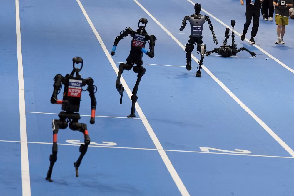 Những màn nhào lộn, múa côn nhị khúc, nhảy múa hay chạy marathon của robot hình người Trung Quốc đang liên tục gây sốt trên toàn cầu, khiến nhiều người đặt câu hỏi vì sao các công ty công nghệ nước này lại tập trung vào những màn trình diễn tưởng như mang tính giải trí nhiều hơn ứng dụng thực tế, đặc biệt khi không ít robot vẫn thường xuyên gặp sự cố và ngã giữa lúc hoạt động.