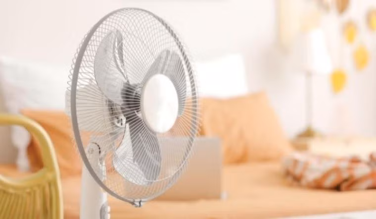 Các chuyên gia khẳng định việc bật chế độ quay không phải nguyên nhân khiến quạt “ngốn điện”, thay vào đó thói quen để mức gió quá cao liên tục và quên tắt quạt khi không có người trong phòng mới là lý do khiến hóa đơn điện mùa hè tăng mạnh.