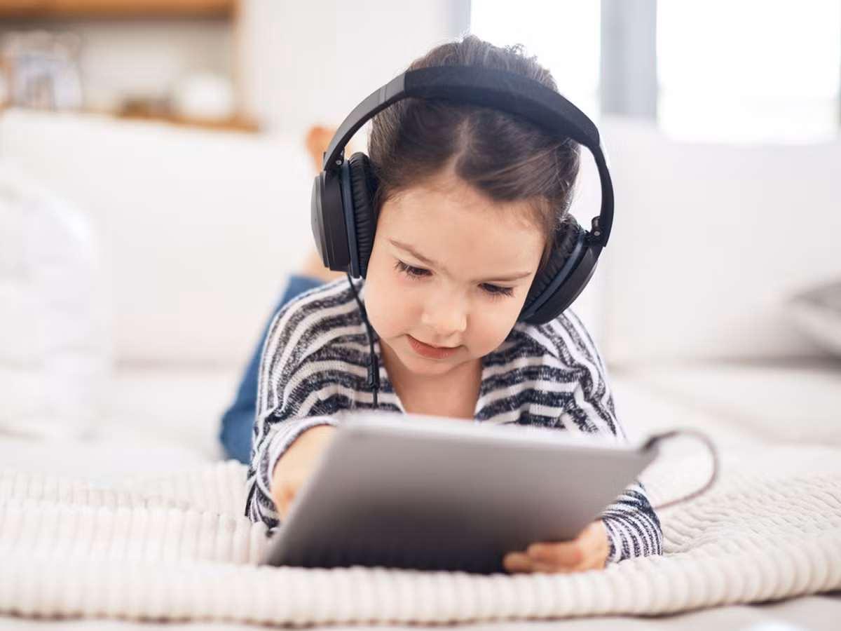 Điều đáng lo ngại là thuật toán của các nền tảng hiện nay lại ưu tiên phân phối mạnh những nội dung có khả năng gây nghiện cao như video màu sắc dày đặc, nhịp dựng nhanh và âm thanh kích thích liên tục, khiến trẻ nhỏ rất dễ bị cuốn vào vòng lặp xem vô tận.