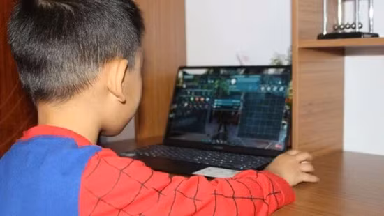 Dù sự sáng tạo của cộng đồng game thủ luôn mang đến những câu chuyện thú vị và hài hước, các chuyên gia vẫn khuyến nghị người chơi, đặc biệt là game thủ nhỏ tuổi, nên tuân thủ quy định của nhà phát hành, xem đây là cơ hội để cân bằng thời gian giữa chơi game, học tập và nghỉ ngơi, bởi chỉ khi giải trí một cách hợp lý, trò chơi điện tử mới thực sự mang lại những giá trị tích cực và bền vững.