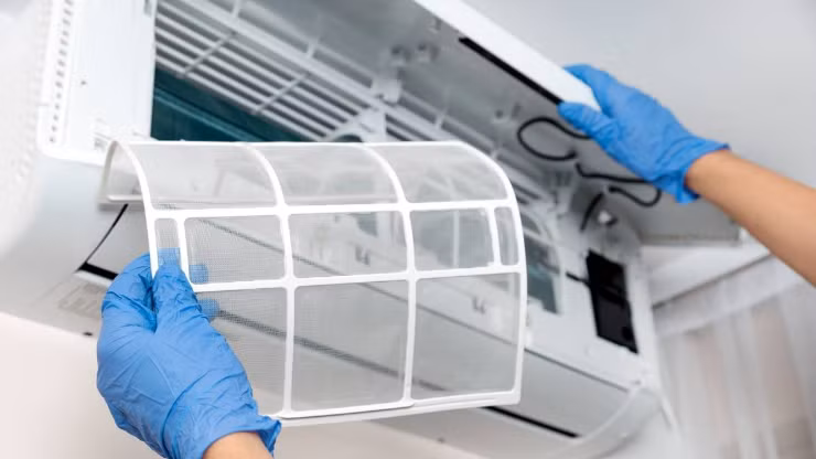 Các chuyên gia điện lạnh khuyến nghị người dùng nên tháo lưới lọc để vệ sinh bằng nước sạch từ 2 đến 4 tuần một lần, đồng thời thực hiện vệ sinh chuyên sâu dàn lạnh và dàn nóng định kỳ khoảng 3 đến 6 tháng nhằm đảm bảo chất lượng không khí trong nhà.