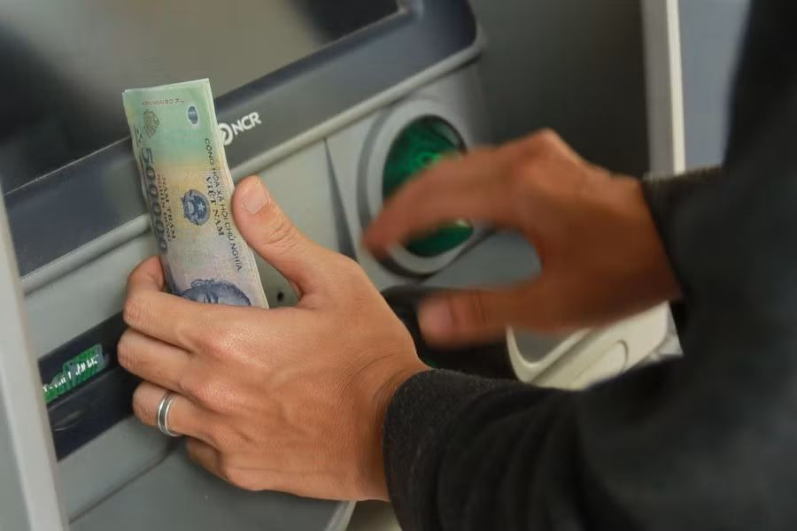 Phần lớn ngân hàng yêu cầu duy trì số dư tối thiểu từ 50.000 đến 100.000 đồng trong tài khoản ATM.