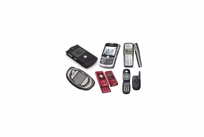 Bước sang thời đại Internet và smartphone từ thập niên 1990 đến nay, công nghệ đã “phá giá” hoàn toàn ngành viễn thông khi hàng tỷ người có thể gọi video, nhắn tin hay truy cập tri thức toàn cầu chỉ với một thiết bị nhỏ gọn nằm trong túi quần.