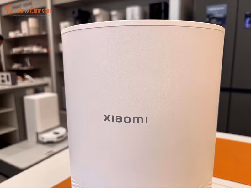 Phần thân máy màu trắng mang phong cách hiện đại, trong khi khu vực điều khiển được bố trí phía trên giúp người dùng dễ dàng theo dõi chất lượng không khí và điều chỉnh chế độ hoạt động.