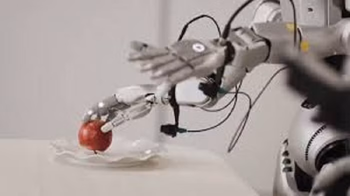 Sự xuất hiện của robot H2 Plus được xem là minh chứng rõ nét cho xu hướng AI tác nhân đang bùng nổ trên toàn cầu, nơi các hệ thống trí tuệ nhân tạo không chỉ hỗ trợ phân tích dữ liệu mà còn trực tiếp thực hiện công việc trong thế giới thực, hứa hẹn tạo ra cuộc cách mạng mới trong lĩnh vực sản xuất, chăm sóc sức khỏe và tự động hóa công nghiệp trong những năm tới.