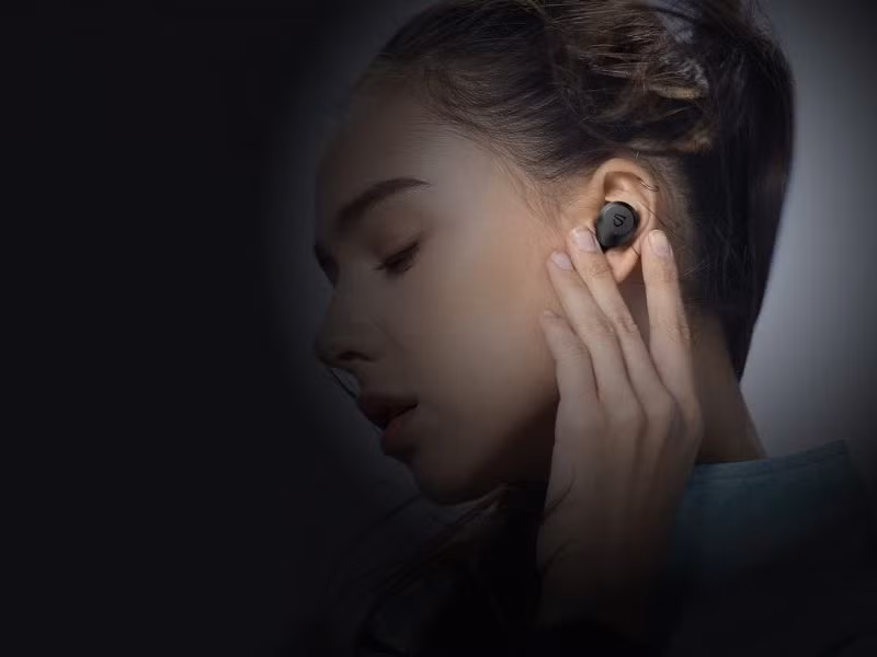 Khi môi trường xung quanh đột ngột trở nên “quá yên tĩnh”, não bộ chưa kịp thích nghi và có thể diễn giải trạng thái này như một dạng áp lực, tạo ra cảm giác khó chịu.