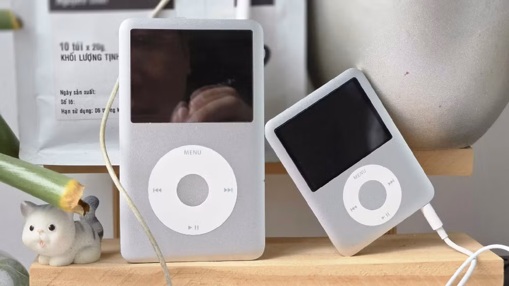 Không chỉ điện thoại, các thiết bị mang hơi hướng retro cũng đang được săn đón. Dữ liệu thị trường cho thấy lượng tìm kiếm iPod Classic tăng mạnh trong năm 2025, phản ánh mong muốn tận hưởng âm nhạc thuần túy mà không bị gián đoạn bởi thông báo hay thuật toán mạng xã hội.