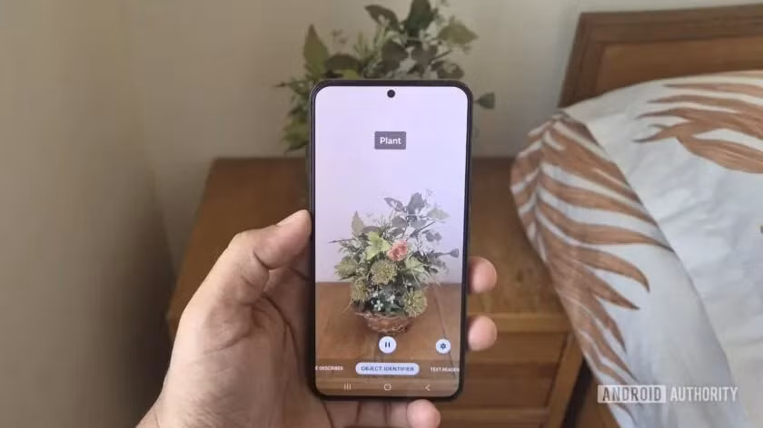 Bixby Vision cũng mang đến nhiều công cụ hữu ích hơn những gì đa số người dùng vẫn nghĩ. Tính năng này có khả năng nhận diện vật thể theo thời gian thực, phát hiện màu sắc chính xác và hỗ trợ đọc văn bản có kích thước nhỏ thông qua camera. Đây là giải pháp tiện lợi cho những trường hợp cần tra cứu nhanh thông tin hoặc hỗ trợ quan sát khi không có kính mắt bên cạnh.(Ảnh Android Authority)