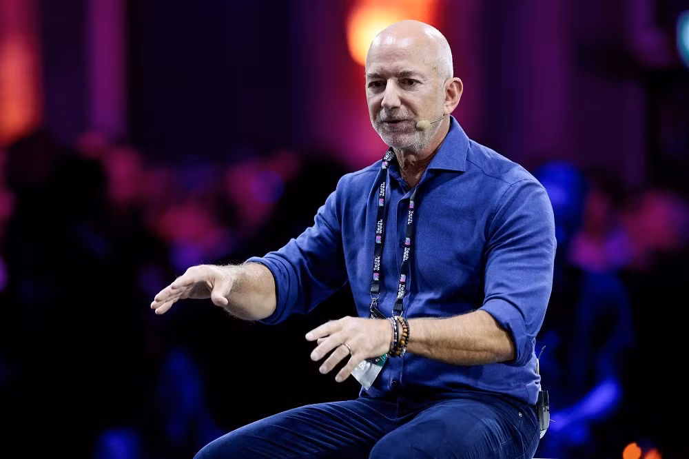 Sự khác biệt phong cách rõ rệt: Musk đa nhiệm và ồn ào, Bezos kỷ luật và kín đáo.