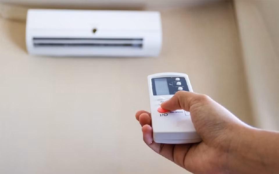 Khi bật lại, điều hòa phải làm việc cật lực để làm mát, dẫn đến tiêu hao điện năng lớn và giảm tuổi thọ máy.