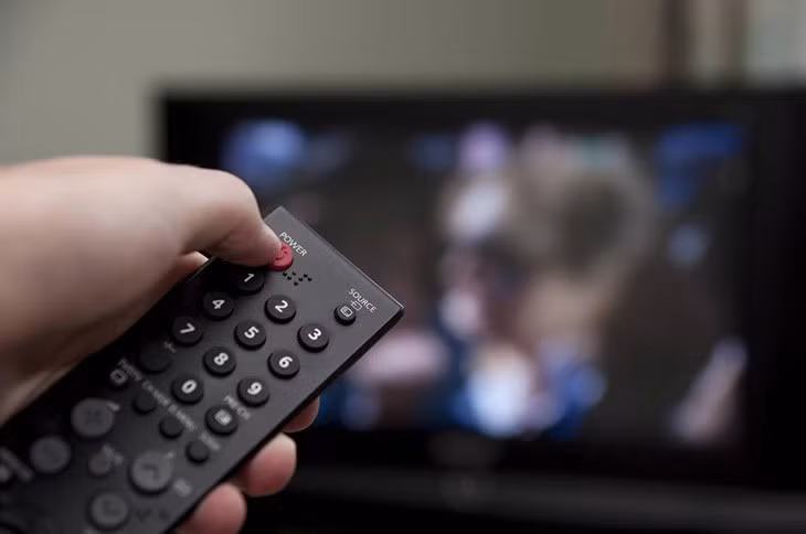 Người dùng nên dùng khăn sợi nhỏ mềm để lau màn hình và bề mặt TV.