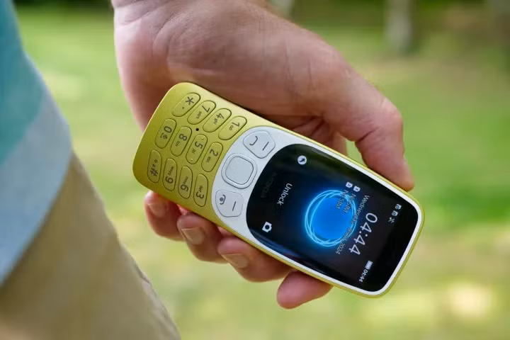 Nếu yêu thích phong cách hoài cổ nhưng vẫn muốn trải nghiệm những công nghệ mới, Nokia 3210 là cái tên đáng chú ý với thiết kế lấy cảm hứng từ mẫu điện thoại huyền thoại một thời nhưng được bổ sung kết nối 4G, Bluetooth 5.0, vi xử lý Unisoc T107, camera sau 2 MP có đèn LED cùng viên pin 1.450 mAh và khả năng sử dụng hai Nano SIM, đáp ứng tốt nhu cầu liên lạc và giải trí cơ bản với mức giá khoảng 1,5 triệu đồng.