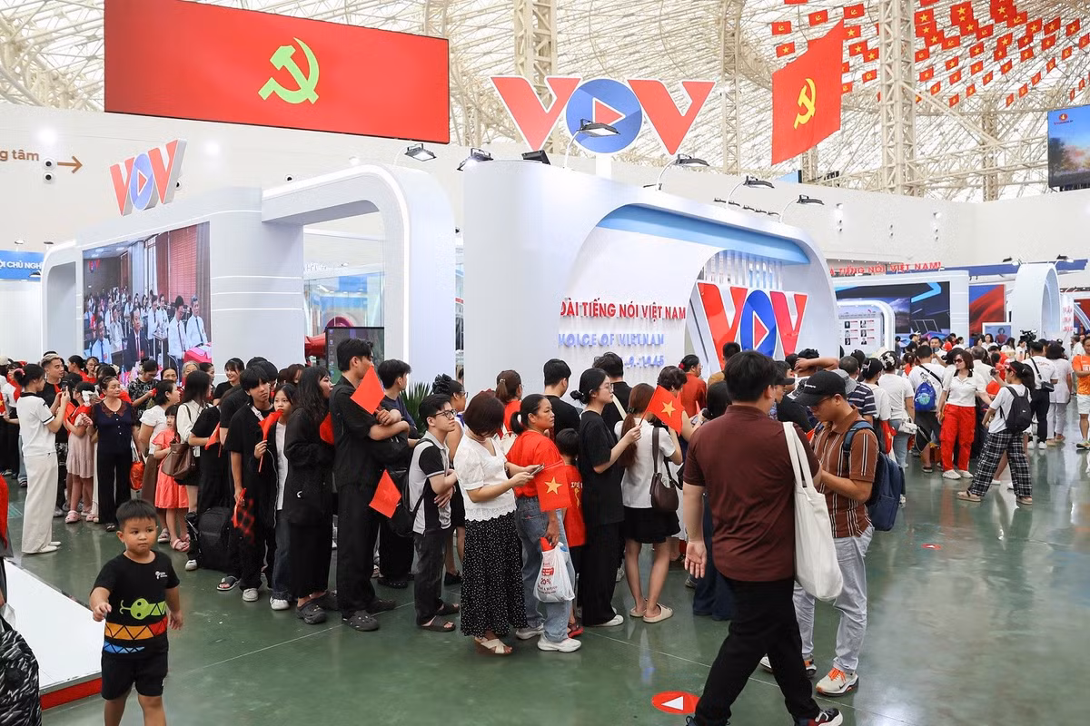 Triển lãm do Đài Tiếng nói Việt Nam, VTC News và Học viện Công nghệ Bưu chính Viễn thông (PTIT) phối hợp thực hiện, ứng dụng đồ họa 3D, VR và trí tuệ nhân tạo (AI).