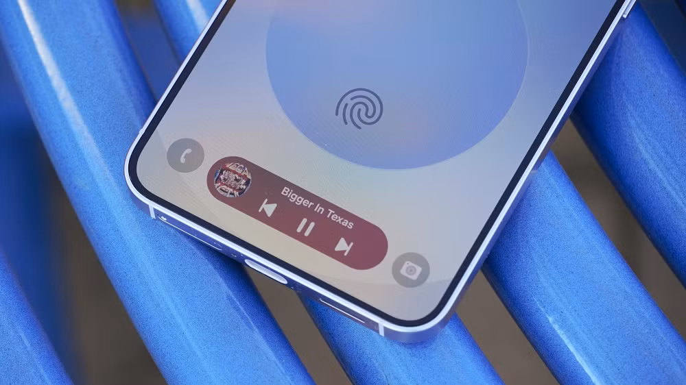 Một trong những tính năng gây bất ngờ lớn nhất là Now bar, công cụ được Samsung phát triển từ One UI 7 và tiếp tục hoàn thiện trên One UI 8.5 nhằm hiển thị nhanh các thông tin theo ngữ cảnh như điều khiển nhạc, tỷ số thể thao, chỉ đường hay trạng thái hẹn giờ ngay trên màn hình khóa.
