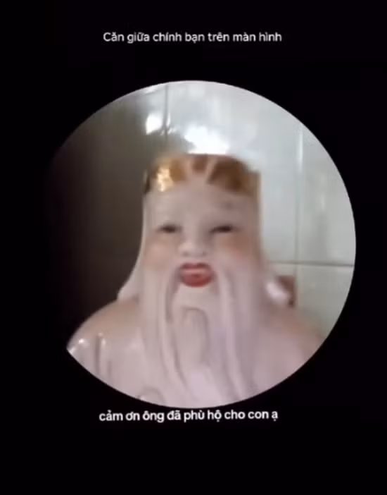 Điều khiến nhiều người ngạc nhiên là hệ thống AI nhận diện khuôn mặt vẫn chấp nhận kết quả xác minh sau vài giây quét, cho phép tài khoản tiếp tục đăng nhập bình thường, từ đó tạo nên hàng loạt bình luận hài hước như "AI cũng chịu thua", "Ông Địa gánh team" hay "công nghệ kết hợp tâm linh", biến đoạn clip trở thành chủ đề được bàn tán sôi nổi trên nhiều nền tảng mạng xã hội.