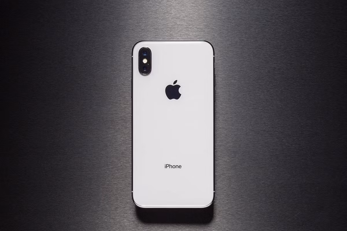 2. iPhone X dù từng gây sốt với thiết kế tai thỏ và màn hình OLED, nay đã quá cũ để sử dụng bền lâu.