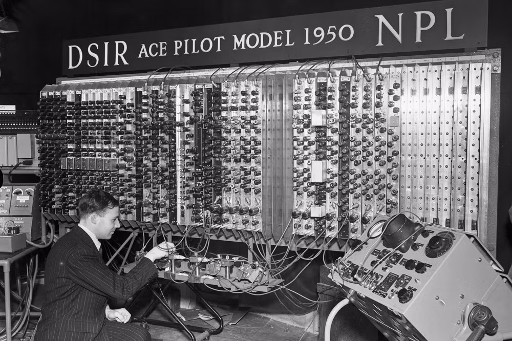 Không chỉ dừng lại ở khoa học máy tính, Alan Turing còn mở ra kỷ nguyên nghiên cứu trí tuệ nhân tạo với bài báo nổi tiếng năm 1950 giới thiệu Turing Test – phép thử đánh giá khả năng máy móc có thể giao tiếp giống con người hay không, trở thành nền tảng lý thuyết cho sự phát triển của chatbot, trợ lý ảo và nhiều hệ thống AI đang được ứng dụng rộng rãi trong cuộc sống hiện đại.