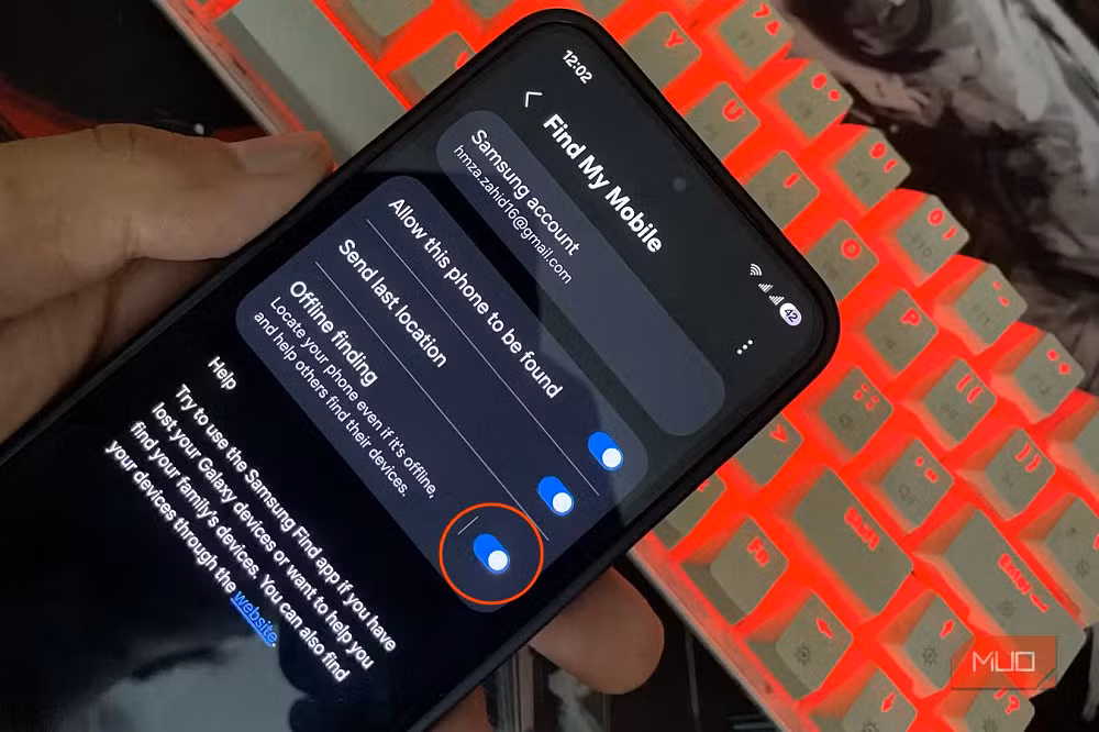 Trong khi đó, Samsung Find từng bị đánh giá là thừa thãi vì trùng chức năng với Google Find Hub, nhưng nhiều người dùng sau thời gian trải nghiệm lại nhận ra việc có thêm một lớp bảo vệ định vị thiết bị là điều cực kỳ hữu ích khi điện thoại bị thất lạc hoặc mất cắp.(Ảnh: MUO)