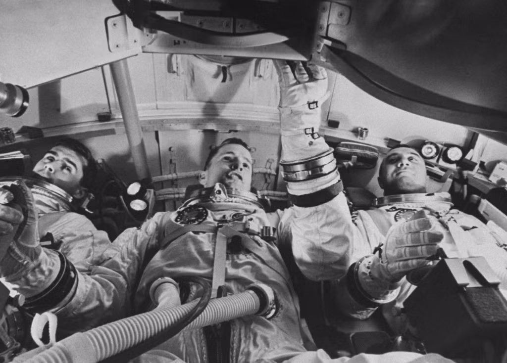 Vụ cháy tàu Apollo 1 còn khiến 3 phi hành gia tử nạn ngay trên mặt đất trong cabin kín đầy oxy.(Ảnh: LIFE)