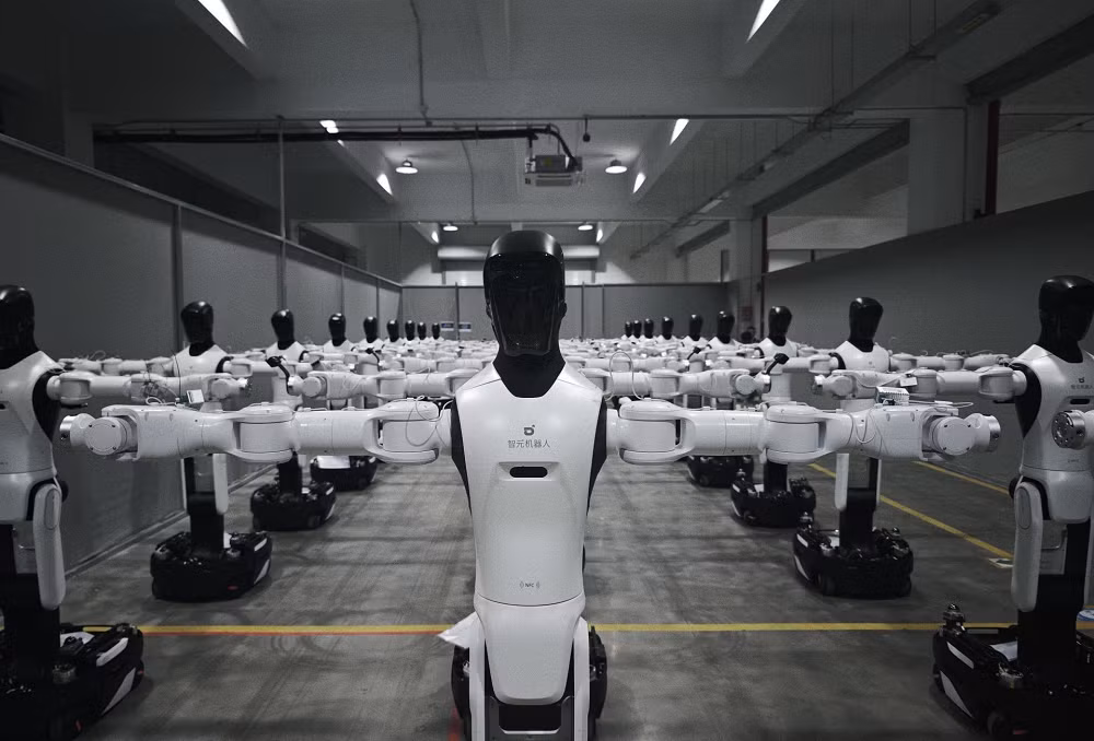 Không giống các cánh tay robot truyền thống phụ thuộc vào tọa độ cố định, Zhiyuan G2 được trang bị cảm biến mô-men xoắn và hệ thống nhận diện hình ảnh, cho phép tự điều chỉnh linh hoạt khi sản phẩm bị lệch vị trí.
