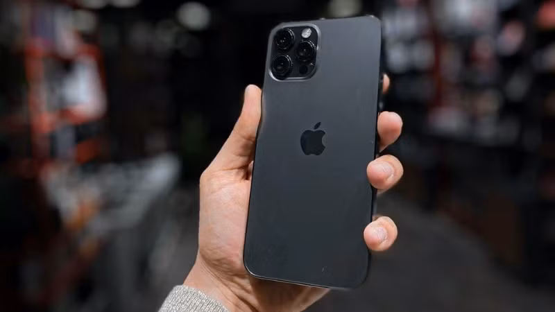 iPhone 15 Pro có màn hình ProMotion 120 Hz và camera tele, mang lại trải nghiệm mượt mà hơn.