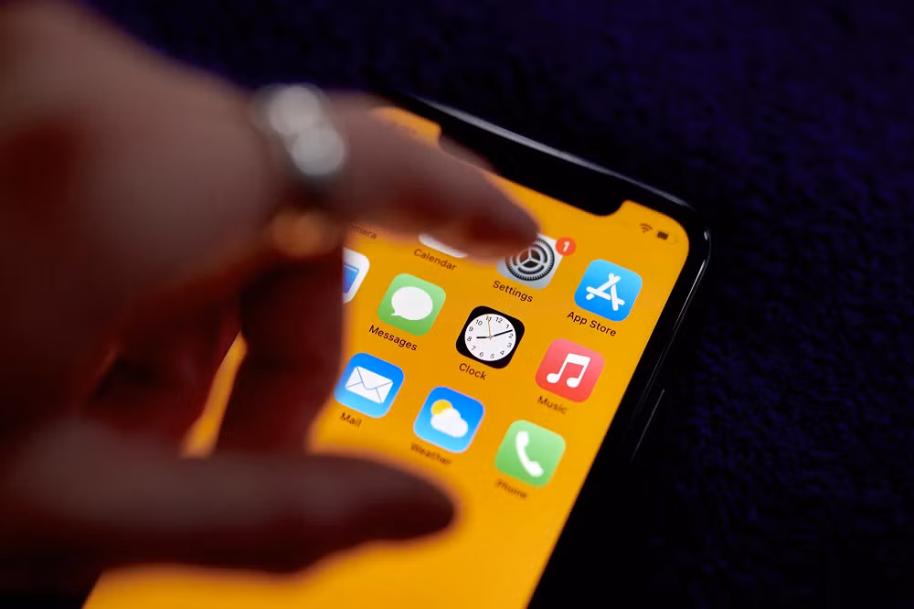 Apple vừa phát hành bản cập nhật iOS 26.4.2 để xử lý một lỗ hổng bảo mật nghiêm trọng khiến nội dung tin nhắn đã xóa trên iPhone vẫn có thể tồn tại trong bộ nhớ thiết bị.