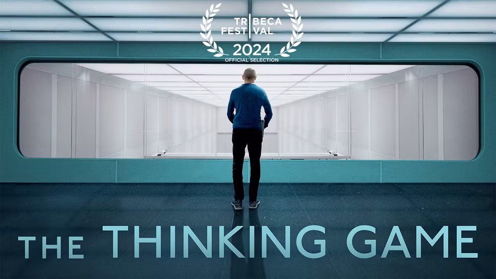 Một trong những minh chứng thành công nhất cho xu hướng này là bộ phim “The Thinking Game” theo chân nhóm phát triển AlphaFold của Google DeepMind, thu hút hàng trăm triệu lượt xem nhờ cách kể chuyện gần gũi thay vì chỉ nói về thuật toán hay dữ liệu.