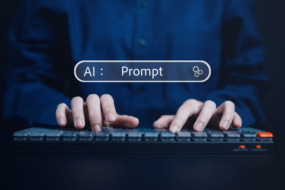 Chẳng hạn, nếu chỉ yêu cầu AI "viết email giới thiệu sản phẩm", kết quả thường khá chung chung, nhưng khi bổ sung các yếu tố như độ dài khoảng 150 từ, đối tượng là đội marketing gồm 20 người, giọng văn thân thiện, nhấn mạnh lợi ích giảm trễ tiến độ và kết thúc bằng lời mời dùng thử, AI sẽ tạo ra nội dung cụ thể, đúng mục tiêu và ít phải chỉnh sửa hơn.