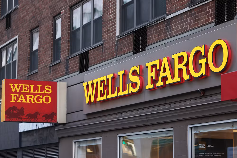 Để xử lý, Wells Fargo đã sa thải khoảng 5.300 nhân viên liên quan, đồng thời chấp nhận nộp phạt hàng trăm triệu USD và hoàn tiền cho khách hàng bị ảnh hưởng.