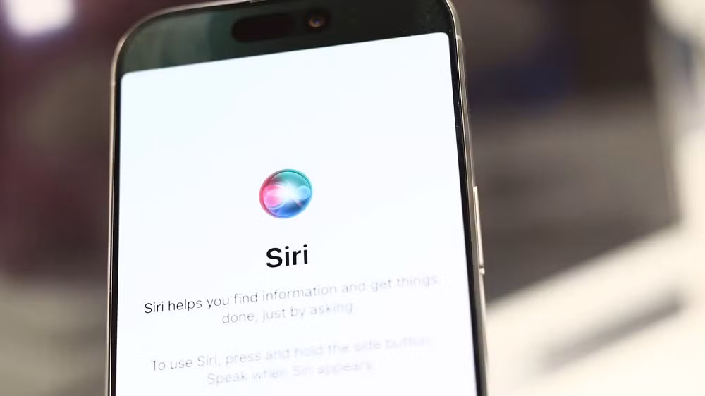 Vụ việc xuất phát từ năm 2019, khi Siri bị tố tự kích hoạt và ghi âm các cuộc trò chuyện riêng tư mà không có lệnh của người dùng.