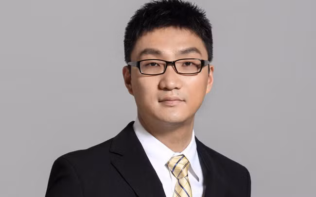 Dù thành công rực rỡ, Huang bất ngờ rút lui, từ bỏ vai trò lãnh đạo và tài sản.
