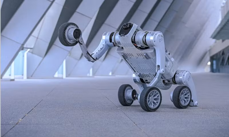 Dự án là kết quả hợp tác giữa Shenzhen Cultural Tourism Industry Development và Pudu Robotics, một trong những công ty robot dịch vụ nổi tiếng của Trung Quốc, với mục tiêu xây dựng mô hình khách sạn tự động hóa toàn diện, nơi du khách có thể trải nghiệm các dịch vụ gần như không cần tiếp xúc với nhân viên con người.