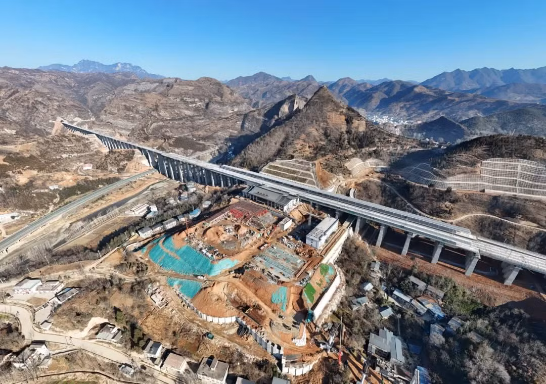 Trung Quốc tiếp tục khiến thế giới chú ý khi tuyến đường sắt cao tốc Tây An - Thập Yển ghi nhận tốc độ thử nghiệm lên tới 385km/h, vượt chuẩn thiết kế để kiểm chứng độ an toàn và hiệu suất.