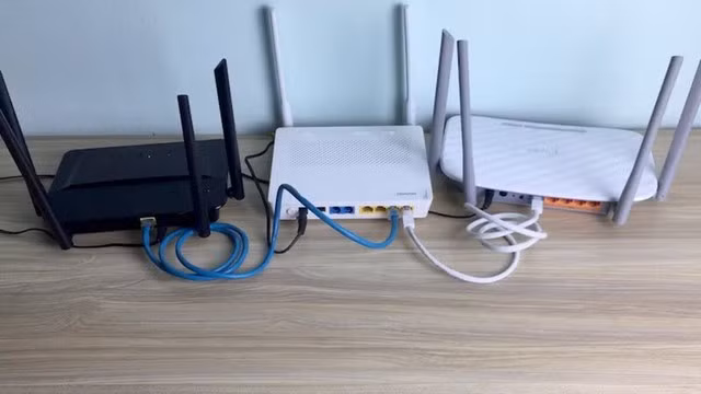 Router là thiết bị điện tử hoạt động liên tục nên luôn sinh nhiệt trong quá trình vận hành, vì vậy nếu bị đặt trong môi trường bí bách, gần nguồn nhiệt hoặc dưới ánh nắng trực tiếp, hiệu suất hoạt động có thể suy giảm đáng kể theo thời gian.