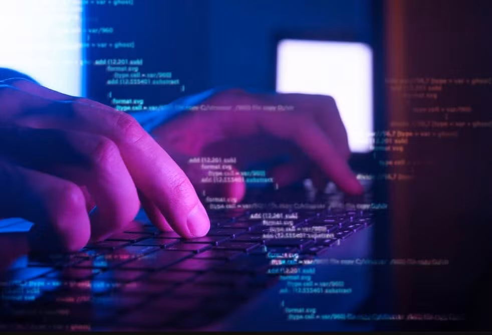 Vụ hack tưởng chừng hài hước này thực chất là lời cảnh báo nghiêm trọng cho kỷ nguyên đô thị thông minh, nơi chỉ một mắt xích bảo mật yếu cũng có thể khiến toàn bộ hệ thống bị thao túng ngoài tầm kiểm soát.