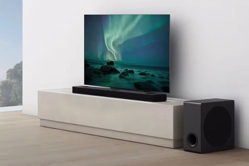 Nhiều mẫu soundbar hiện đại còn được tích hợp loa trung tâm chuyên biệt nhằm nâng cao chất lượng hội thoại, giúp người xem nghe rõ từng câu thoại mà không cần tăng âm lượng quá lớn. Đây là lợi thế đặc biệt hữu ích đối với những gia đình thường xuyên xem phim trực tuyến hoặc theo dõi các chương trình truyền hình dài tập.