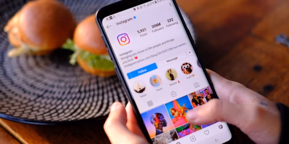 Việc Meta mở rộng từ Facebook Affiliate sang Instagram Affiliate cho thấy cuộc cạnh tranh với TikTok giờ đây không chỉ xoay quanh thời lượng xem video hay số lượng người dùng, mà đã chuyển sang cuộc đua giữ chân các nhà sáng tạo nội dung bằng khả năng thương mại hóa, qua đó biến mỗi bài đăng, video Reels hay Story thành một kênh bán hàng hiệu quả trong hệ sinh thái thương mại điện tử số.