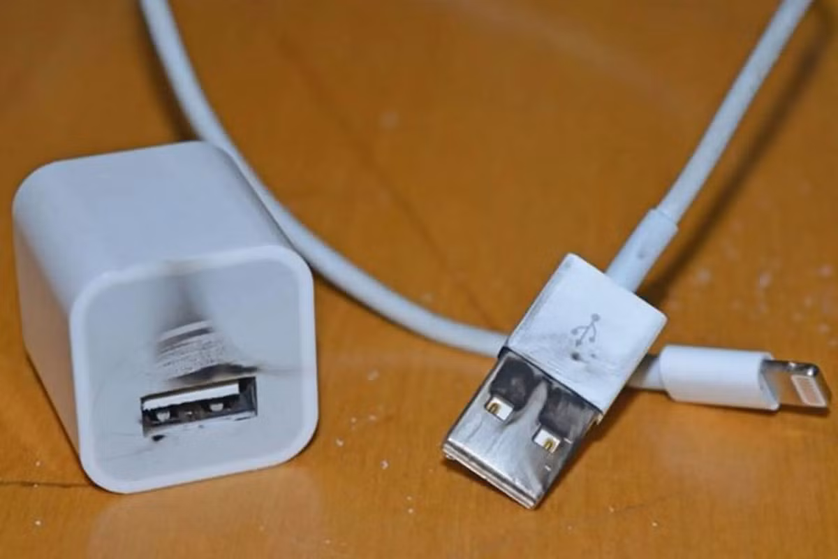 Để bảo vệ thiết bị và bản thân, người dùng nên bỏ thói quen dùng sạc kém chất lượng và chỉ chọn sản phẩm chính hãng.