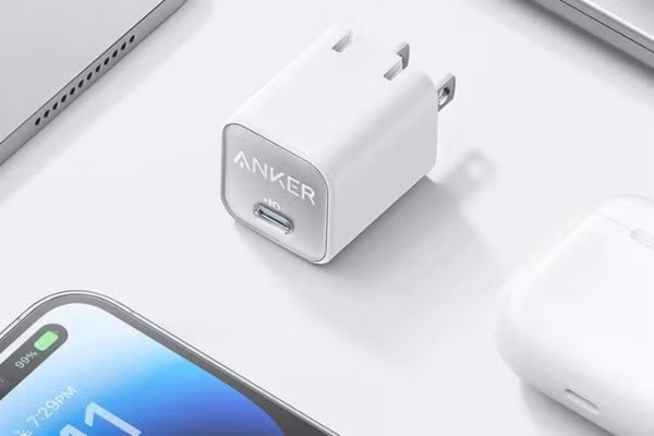 Sự thay đổi này đã giúp các thương hiệu phụ kiện như Anker, Belkin hay Baseus bứt phá mạnh mẽ, biến một quyết định tưởng chừng vì môi trường thành “mỏ vàng” tỷ USD của ngành công nghiệp phụ kiện toàn cầu.
