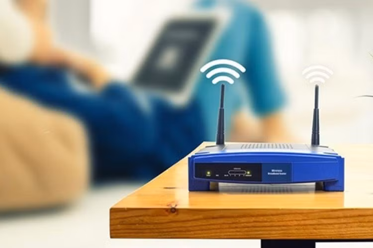 Nhiều người có thói quen đặt router trong tủ TV, ngăn kéo, phía sau màn hình hoặc những góc khuất để giữ không gian gọn gàng, nhưng những vị trí này vô tình làm thiết bị khó tản nhiệt và ảnh hưởng đến khả năng phát sóng.