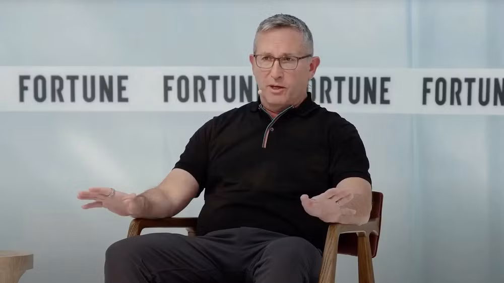  Phát biểu tại hội nghị công nghệ Fortune Brainstorm Tech, ông Hale khẳng định phần lớn những thông tin lan truyền trên mạng xã hội thời gian qua là không chính xác, đồng thời cho rằng các nội dung này đã bị khuếch đại bởi những người có sức ảnh hưởng, khiến nhiều người hiểu sai về cách Oura quản lý và bảo vệ dữ liệu cá nhân của khách hàng.