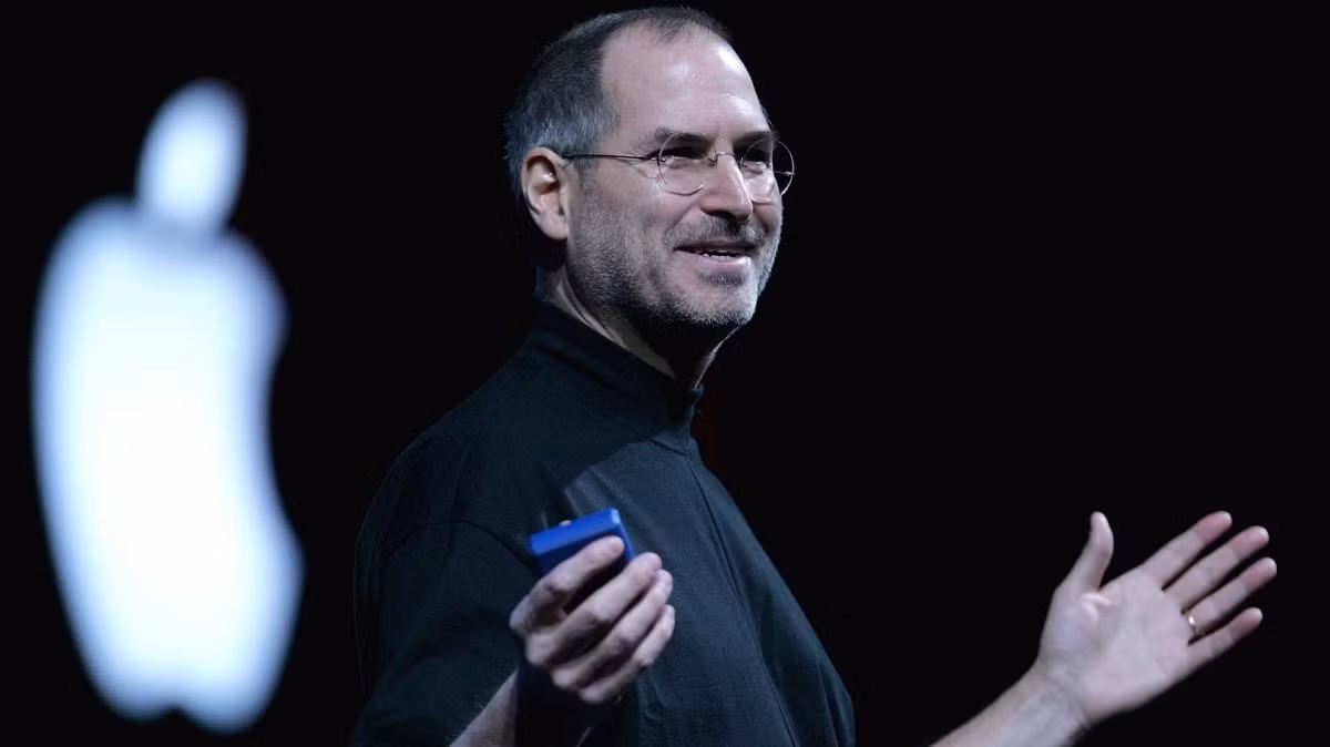 Steve Jobs được xem là một trong những nhân vật có tầm ảnh hưởng lớn nhất trong lịch sử công nghệ hiện đại khi góp phần đưa Apple từ một startup nhỏ hoạt động trong garage gia đình trở thành tập đoàn công nghệ hàng đầu thế giới, đồng thời thay đổi cách con người tương tác với các thiết bị số trong cuộc sống hằng ngày.