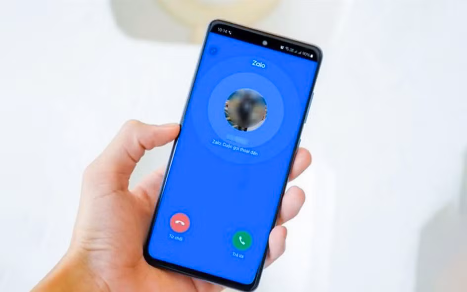 Theo khuyến nghị từ Zalo, nguyên nhân phổ biến nhất khiến cuộc gọi kém ổn định đến từ chất lượng kết nối Internet, đặc biệt khi người dùng sử dụng mạng Wi-Fi yếu hoặc mạng di động có tín hiệu không ổn định, khiến ứng dụng liên tục hiển thị thông báo “kết nối không ổn định” trong quá trình gọi.