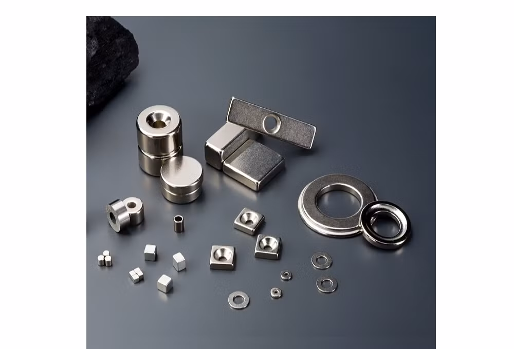 Vấn đề trở nên nghiêm trọng hơn khi hơn 90% công đoạn tinh chế vật liệu đất hiếm hiện nằm trong tay Trung Quốc, khiến chuỗi cung ứng toàn cầu rơi vào trạng thái phụ thuộc cao và tiềm ẩn rủi ro địa chính trị.